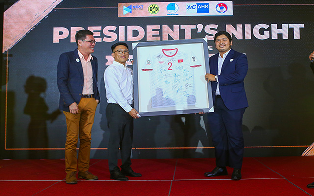 Đấu gi&amp;aacute; th&amp;agrave;nh c&amp;ocirc;ng &amp;aacute;o đấu được trung vệ Đỗ Duy Mạnh sử dụng tại Asian Cup 2019 với đầy đủ chữ k&amp;yacute; của đội tuyển Việt Nam