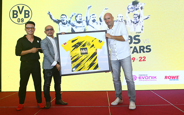 Chiếc &amp;aacute;o đấu của CLB Dortmund với đầy đủ chữ k&amp;yacute; của c&amp;aacute;c cầu thủ đội 1 đội b&amp;oacute;ng n&amp;agrave;y được nhạc sĩ, ca sĩ Ho&amp;agrave;ng B&amp;aacute;ch thực hiện đấu gi&amp;aacute; v&amp;agrave; chủ nh&amp;acirc;n của chiếc &amp;aacute;o đấu n&amp;agrave;y l&amp;agrave; c&amp;ocirc; Diệp Hoa với gi&amp;aacute; 50 triệu đồng