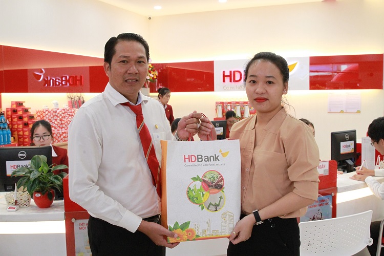 Nh&amp;acirc;n dịp khai trương trụ sở mới, HDBank Minh Diệu d&amp;agrave;nh tặng những kh&amp;aacute;ch h&amp;agrave;ng địa phương tới giao dịch nhiều phần qu&amp;agrave; hấp dẫn, thiết thực