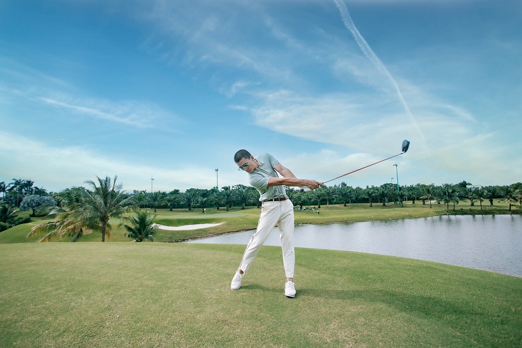 DV. DN Hiếu Nguyễn thực hiện c&amp;uacute; swing chuẩn đẹp đ&amp;uacute;ng kỹ thuật tr&amp;ecirc;n s&amp;acirc;n golf