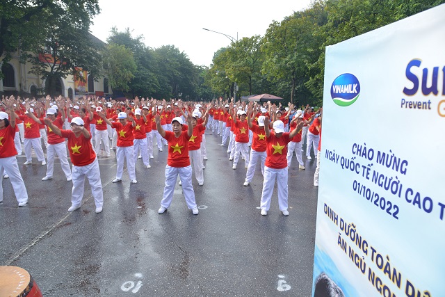 Kh&amp;ocirc;ng kh&amp;iacute; tươi vui v&amp;agrave; s&amp;ocirc;i động tại khu vực Hồ Gươm với c&amp;aacute;c m&amp;agrave;n đồng diễn thể dục dưỡng sinh đẹp mắt của người cao tuổi