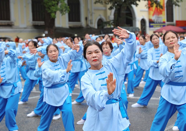 Việc r&amp;egrave;n luyện sức khỏe đều đặn kết hợp với dinh dưỡng hợp l&amp;yacute; đ&amp;atilde; gi&amp;uacute;p cho cộng đồng người cao tuổi duy tr&amp;igrave; được cơ thể dẻo dai; c&amp;aacute;c động t&amp;aacute;c thuần thục v&amp;agrave; khỏe khoắn.