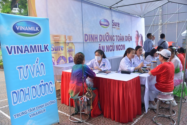 C&amp;aacute;c b&amp;aacute;c sĩ của trung t&amp;acirc;m dinh dưỡng Vinamilk đo kh&amp;aacute;m, tư vấn sức khỏe v&amp;agrave; chế độ dinh dưỡng cho người cao tuổi tham gia chương tr&amp;igrave;nh