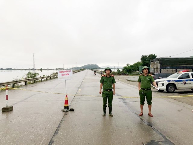 H&amp;agrave; Tĩnh cấm mọi phương tiện đi lại tr&amp;ecirc;n QL 1 đoạn qua Xu&amp;acirc;n Lam