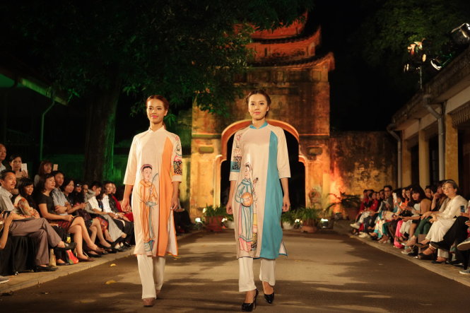 Diễu h&amp;agrave;nh &amp;aacute;o d&amp;agrave;i tr&amp;ecirc;n phố