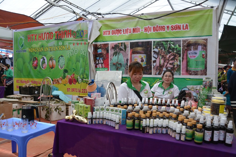 Ảnh minh họa: Hội Đ&amp;ocirc;ng y Sơn La giới thiệu sản phẩm dược liệu n&amp;uacute;i.