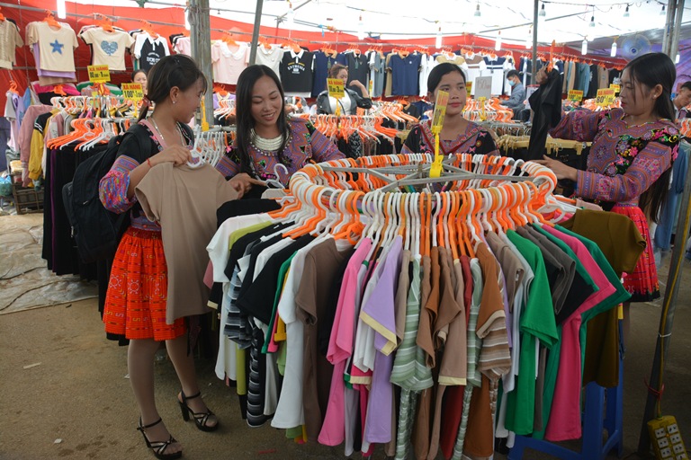 Ảnh minh họa&amp;Aacute;o ph&amp;ocirc;ng được ti&amp;ecirc;u thụ nhiều nhất tại Hội chợ