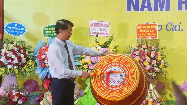 Đồng ch&amp;iacute; Đặng Xu&amp;acirc;n Phong B&amp;iacute; thư Tỉnh ủy L&amp;agrave;o Cai đ&amp;aacute;nh trống khai giảng năm học mới tại Trường THPT D&amp;acirc;n tộc Nội tr&amp;uacute; tỉnh L&amp;agrave;o Cai