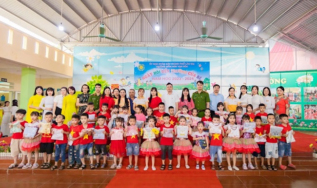 C&amp;ocirc; v&amp;agrave; tr&amp;ograve; trường Mầm non Vạn H&amp;ograve;a, Th&amp;agrave;nh phố L&amp;agrave;o Cai, tỉnh L&amp;agrave;o Cai c&amp;ugrave;ng c&amp;aacute;c đại biểu nh&amp;acirc;n ng&amp;agrave;y Khai giảng năm học mới