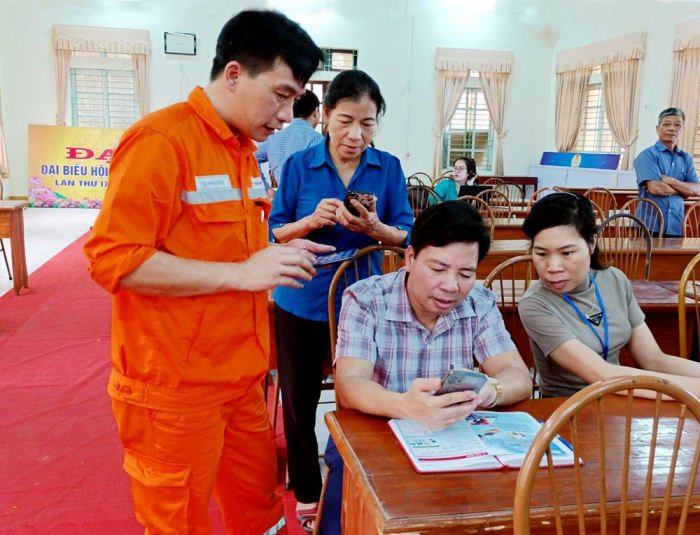 Nh&amp;acirc;n vi&amp;ecirc;n Điện lực hướng dẫn kh&amp;aacute;ch h&amp;agrave;ng c&amp;agrave;i đặt ứng dụng chăm s&amp;oacute;c kh&amp;aacute;ch h&amp;agrave;ng tr&amp;ecirc;n điện thoại th&amp;ocirc;ng minh