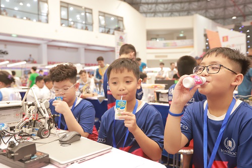 Sữa Vinamilk SuSu với vị chua chua ngọt ngọt tiếp th&amp;ecirc;m năng lượng cho c&amp;aacute;c &amp;ldquo;tuyển thủ nh&amp;iacute;&amp;rdquo;