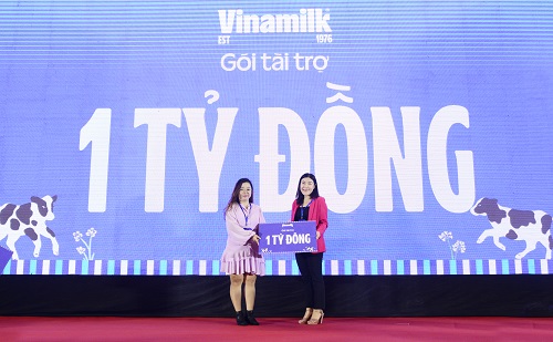 Đại diện Vinamilk trao bảng t&amp;agrave;i trợ 1 tỷ đồng cho ban tổ chức