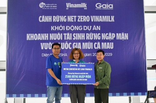 &amp;Ocirc;ng L&amp;ecirc; Ho&amp;agrave;ng Minh (b&amp;ecirc;n tr&amp;aacute;i) đại diện Vinamilk v&amp;agrave; b&amp;agrave; Đỗ Thị Thanh Huyền đại diện Gaia trao tượng trưng bảng 25ha rừng ngập mặn thuộc dự &amp;aacute;n &amp;ldquo;C&amp;aacute;nh rừng Net Zero Vinamilk&amp;rdquo; cho đại diện Vườn Quốc gia Mũi C&amp;agrave; Mau