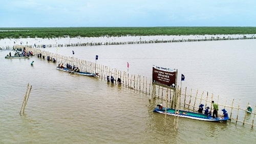 Tuy thời tiết mưa gi&amp;oacute; nhưng c&amp;aacute;c nh&amp;acirc;n vi&amp;ecirc;n Vinamilk đ&amp;atilde; c&amp;ugrave;ng Gaia v&amp;agrave; c&amp;aacute;c c&amp;aacute;n bộ Vườn Quốc gia ho&amp;agrave;n th&amp;agrave;nh việc dựng h&amp;agrave;ng r&amp;agrave;o khoanh nu&amp;ocirc;i cho dự &amp;aacute;n 25ha tại v&amp;ugrave;ng l&amp;otilde;i Vườn Quốc gia ng&amp;agrave;y 18/8 vừa qua