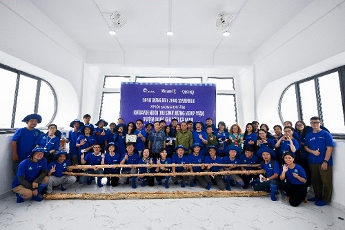 Tập thể nh&amp;acirc;n vi&amp;ecirc;n Vinamilk chuẩn bị thực hiện nhiệm vụ &amp;ldquo;l&amp;agrave;m h&amp;agrave;ng r&amp;agrave;o khoanh nu&amp;ocirc;i&amp;rdquo; sau khi được c&amp;aacute;c c&amp;aacute;n bộ Vườn Quốc gia v&amp;agrave; Gaia hướng dẫn c&amp;aacute;c kĩ thuật