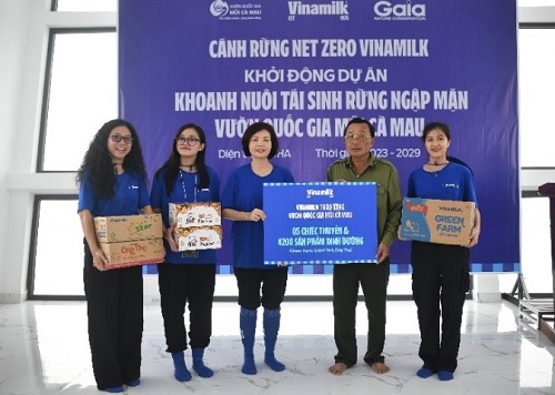 B&amp;agrave; B&amp;ugrave;i Thị Hương (thứ ba từ tr&amp;aacute;i qua), Gi&amp;aacute;m đốc điều h&amp;agrave;nh Vinamilk, đại diện trao tặng 05 chiếc thuyền v&amp;agrave; 4.200 sản phẩm dinh dưỡng cho đại diện Vườn quốc gia Mũi C&amp;agrave; Mau