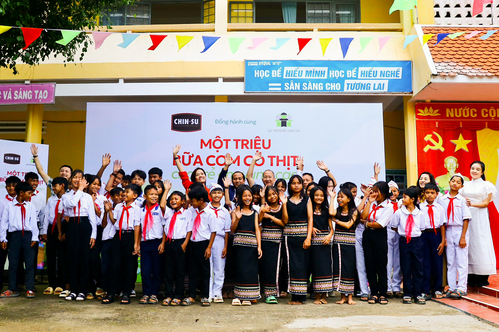 Một triệu bữa cơm c&amp;oacute; thịt do CHIN-SU c&amp;ugrave;ng Quỹ Tr&amp;ograve; ngh&amp;egrave;o v&amp;ugrave;ng cao thực hiện ch&amp;iacute;nh thức khởi động tại trường PTDTBT THCS Măng C&amp;agrave;nh, Kon Tum