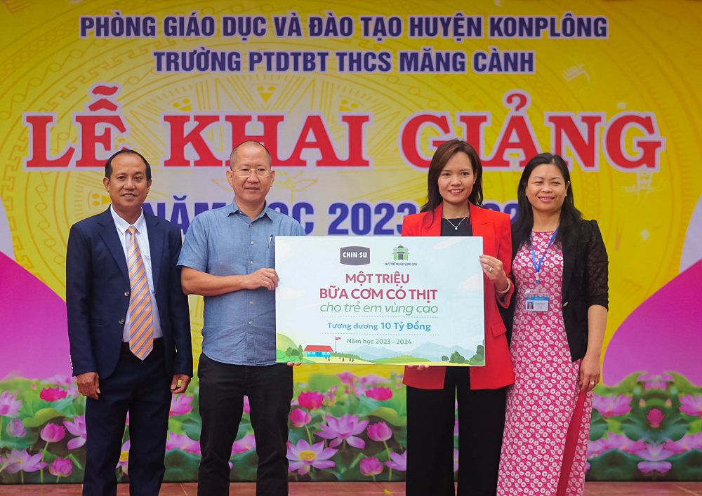 Đại diện CHIN-SU v&amp;agrave; đại diện Quỹ Tr&amp;ograve; ngh&amp;egrave;o v&amp;ugrave;ng cao tại buổi Lễ Khai giảng