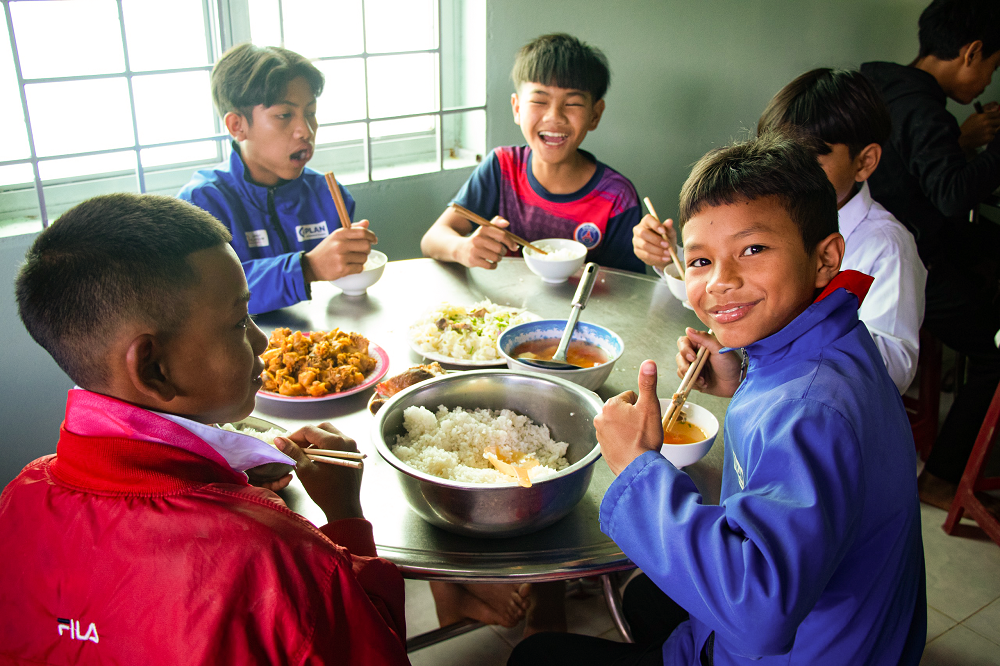 C&amp;aacute;c em nhỏ b&amp;ecirc;n bữa cơm c&amp;oacute; thịt.