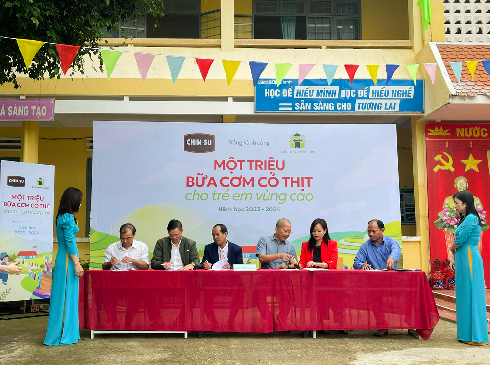 K&amp;yacute; kết thỏa thuận hỗ trợ giữa Chương tr&amp;igrave;nh với đại diện trường, ph&amp;ograve;ng gi&amp;aacute;o dục, x&amp;atilde; Măng C&amp;agrave;nh, Hội phụ huynh học sinh tại trường THCS Măng C&amp;agrave;nh
