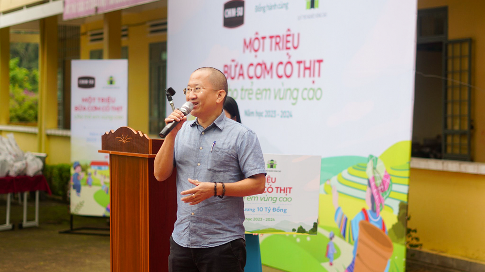 &amp;Ocirc;ng Nguyễn Anh T&amp;uacute; &amp;ndash; Ph&amp;oacute; Chủ tịch Hội đồng quản l&amp;yacute; Quỹ ki&amp;ecirc;m Gi&amp;aacute;m đốc Quỹ Tr&amp;ograve; ngh&amp;egrave;o v&amp;ugrave;ng cao chia sẻ tại Lễ khai giảng