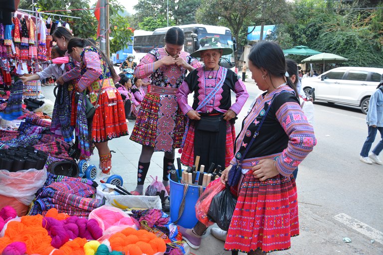 Ảnh minh họaC&amp;aacute;c c&amp;ocirc; g&amp;aacute;i M&amp;ocirc;ng chọn trang phục đi hội Tết Độc lập