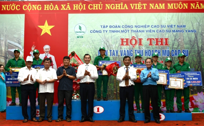 B&amp;ecirc;n cạnh đ&amp;oacute; nhờ t&amp;igrave;nh thần ph&amp;aacute;t huy d&amp;acirc;n chủ, đo&amp;agrave;n kết, s&amp;aacute;ng tạo của to&amp;agrave;n thể CBCNV, đề ra c&amp;aacute;c giải ph&amp;aacute;p ph&amp;ugrave; hợp với điều kiện thực tế của đơn vị, qua đ&amp;oacute; c&amp;ocirc;ng ty đ&amp;atilde; vượt qua mọi kh&amp;oacute; khăn v&amp;agrave; đ&amp;atilde; ho&amp;agrave;n th&amp;agrave;nh tốt nhiệm vụ đề ra.