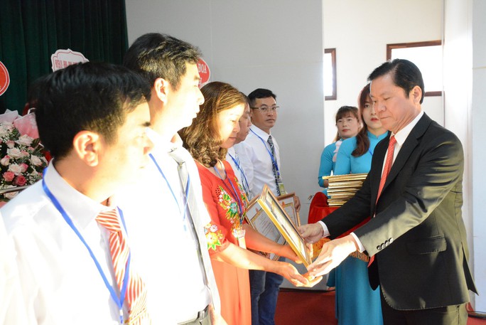 Trước những đ&amp;oacute;ng g&amp;oacute;p của m&amp;igrave;nh, C&amp;ocirc;ng ty cao su Mang Yang đ&amp;atilde; vinh dự được Nh&amp;agrave; nước tặng thưởng Hu&amp;acirc;n chương Bảo vệ Tổ quốc hạng ba; Hu&amp;acirc;n chương Chiến c&amp;ocirc;ng hạng ba; Hu&amp;acirc;n chương Lao động hạng nhất, nh&amp;igrave;, ba