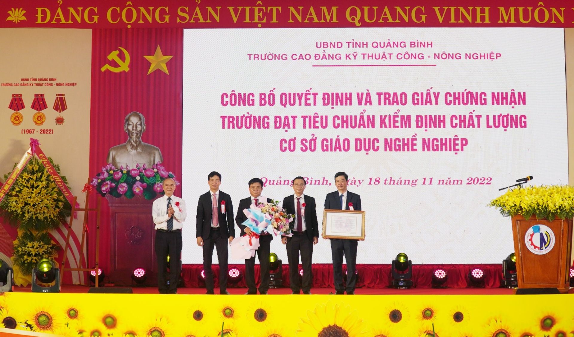 C&amp;ocirc;ng ty Cổ phần kiểm định v&amp;agrave; Tư vấn Gi&amp;aacute;o dục Việt Nam trao Giấy chứng nhận trường đạt ti&amp;ecirc;u chuẩn kiểm định chất lượng cơ sở gi&amp;aacute;o dục nghề nghiệp