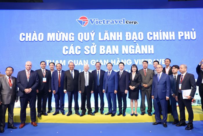 Ph&amp;oacute; Thủ tướng Ch&amp;iacute;nh phủ Trần Hồng H&amp;agrave; chụp c&amp;ugrave;ng c&amp;aacute;c l&amp;atilde;nh đạo trung ương v&amp;agrave; doanh nghiệp ng&amp;agrave;nh du lịch tại