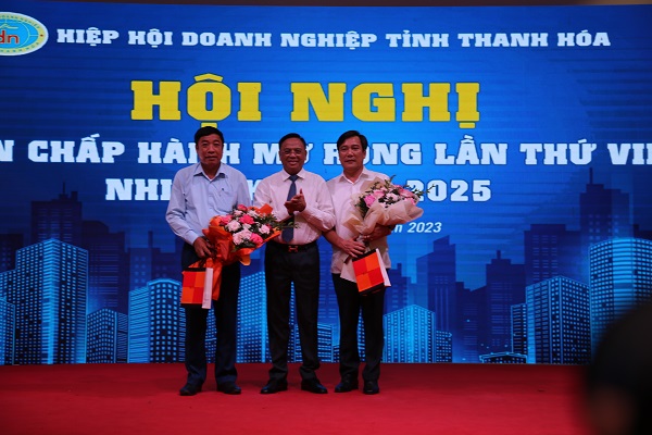 Chủ tịch Hiệp hội DN tỉnh tặng hoa ch&amp;uacute;c mừng c&amp;aacute;c th&amp;agrave;nh vi&amp;ecirc;n tham gia ban thường trực