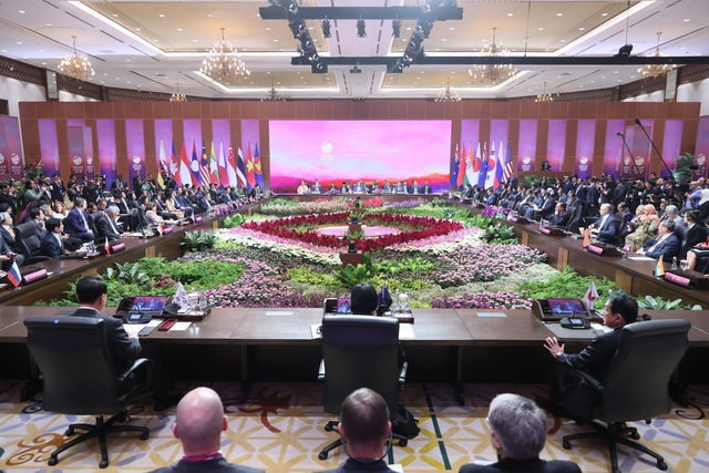Tại Hội nghị Cấp cao ASEAN lần thứ 43, c&amp;aacute;c nh&amp;agrave; L&amp;atilde;nh đạo th&amp;ocirc;ng qua nhiều văn kiện quan trọng - Ảnh: VGP