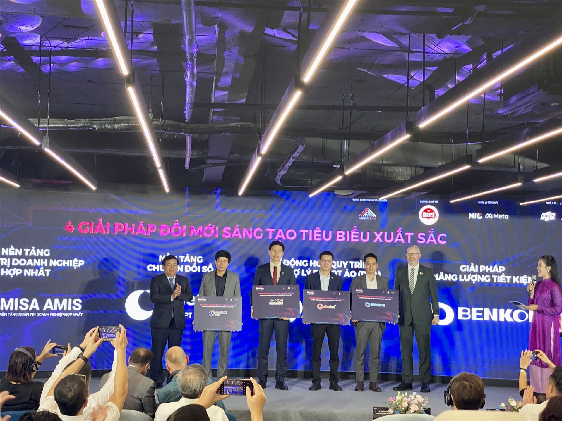 Bộ trưởng Bộ Kế hoạch v&amp;agrave; Đầu tư Nguyễn Ch&amp;iacute; Dũng c&amp;ugrave;ng &amp;ocirc;ng Simon Milner trao giải cho 4 giải ph&amp;aacute;p xuất sắc nhất