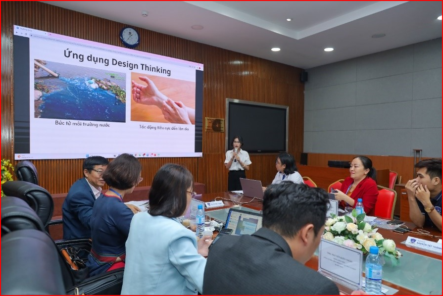 C&amp;aacute;c th&amp;iacute; sinh tr&amp;igrave;nh b&amp;agrave;y việc ứng dụng Tư duy Thiết kế (Design  Thinking) v&amp;agrave;o dự &amp;aacute;n tham gia v&amp;ograve;ng B&amp;aacute;n kết Cuộc thi