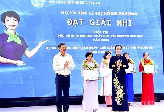 Ban tổ chức trao giải Nh&amp;igrave; cho b&amp;agrave; L&amp;ecirc; Thị Hồng Phương &amp;ndash; Gi&amp;aacute;m đốc C&amp;ocirc;ng ty TNHH Đầu tư v&amp;agrave; Ph&amp;aacute;t triển tr&amp;agrave; UT