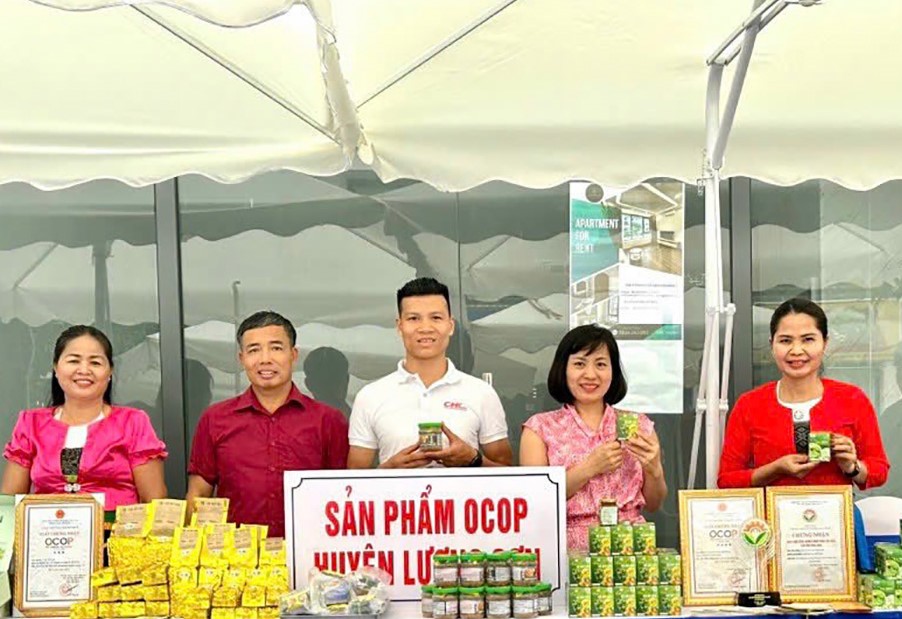 Huyện Lương Sơn giới thiệu sản phẩm OCOP tại Tuần lễ n&amp;ocirc;ng sản H&amp;ograve;a B&amp;igrave;nh tổ chức tại th&amp;agrave;nh phố Hải Ph&amp;ograve;ng từ ng&amp;agrave;y 19 - 24/7/2023.