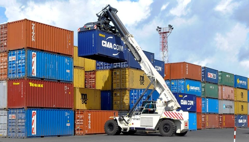 Giá dịch vụ b&amp;ocirc;́c dỡ container cảng bi&amp;ecirc;̉n nước ta đang ở mức th&amp;acirc;́p nh&amp;acirc;́t th&amp;ecirc;́ giới.