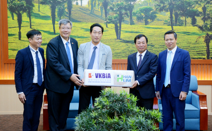 Đo&amp;agrave;n c&amp;ocirc;ng t&amp;aacute;c của Hiệp hội VKBIA tặng &amp;ldquo;M&amp;aacute;y ph&amp;acirc;n t&amp;aacute;ch lượng tử&amp;rdquo; c&amp;ocirc;ng nghệ cao cho tỉnh Ph&amp;uacute; Thọ