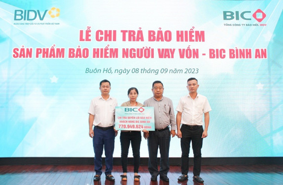 BIC trao hơn 770 triệu đồng bảo hiểm cho khách hàng vay vốn tại BIDV Buôn Hồ