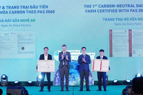 Vinamilk l&amp;agrave; c&amp;ocirc;ng ty sữa đầu ti&amp;ecirc;n tại Việt Nam c&amp;oacute; cả nh&amp;agrave; m&amp;aacute;y v&amp;agrave; trang trại đạt trung h&amp;ograve;a carbon theo ti&amp;ecirc;u chuẩn PAS 2060:2014