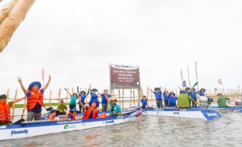 : Nh&amp;acirc;n vi&amp;ecirc;n Vinamilk tham gia khoanh nu&amp;ocirc;i t&amp;aacute;i sinh rừng ngập mặn c&amp;oacute; diện t&amp;iacute;ch 25ha do c&amp;ocirc;ng ty thực hiện tại C&amp;agrave; Mau (cuối th&amp;aacute;ng 8/2023)