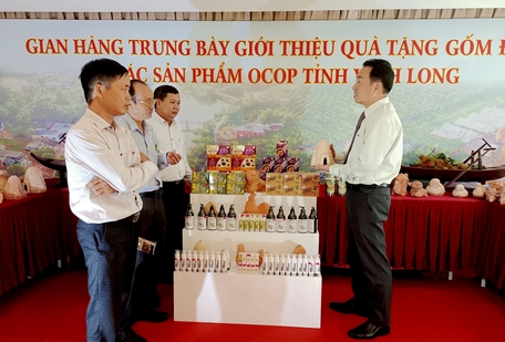 &amp;Ocirc;ng Lữ Quang Ngời &amp;ndash;Chủ tịch UBND tỉnh tham quan khu trưng b&amp;agrave;y sản phẩm qu&amp;agrave; tặng gốm đỏ v&amp;agrave; sản phẩm OCOP Vĩnh Long tại hội thảo.