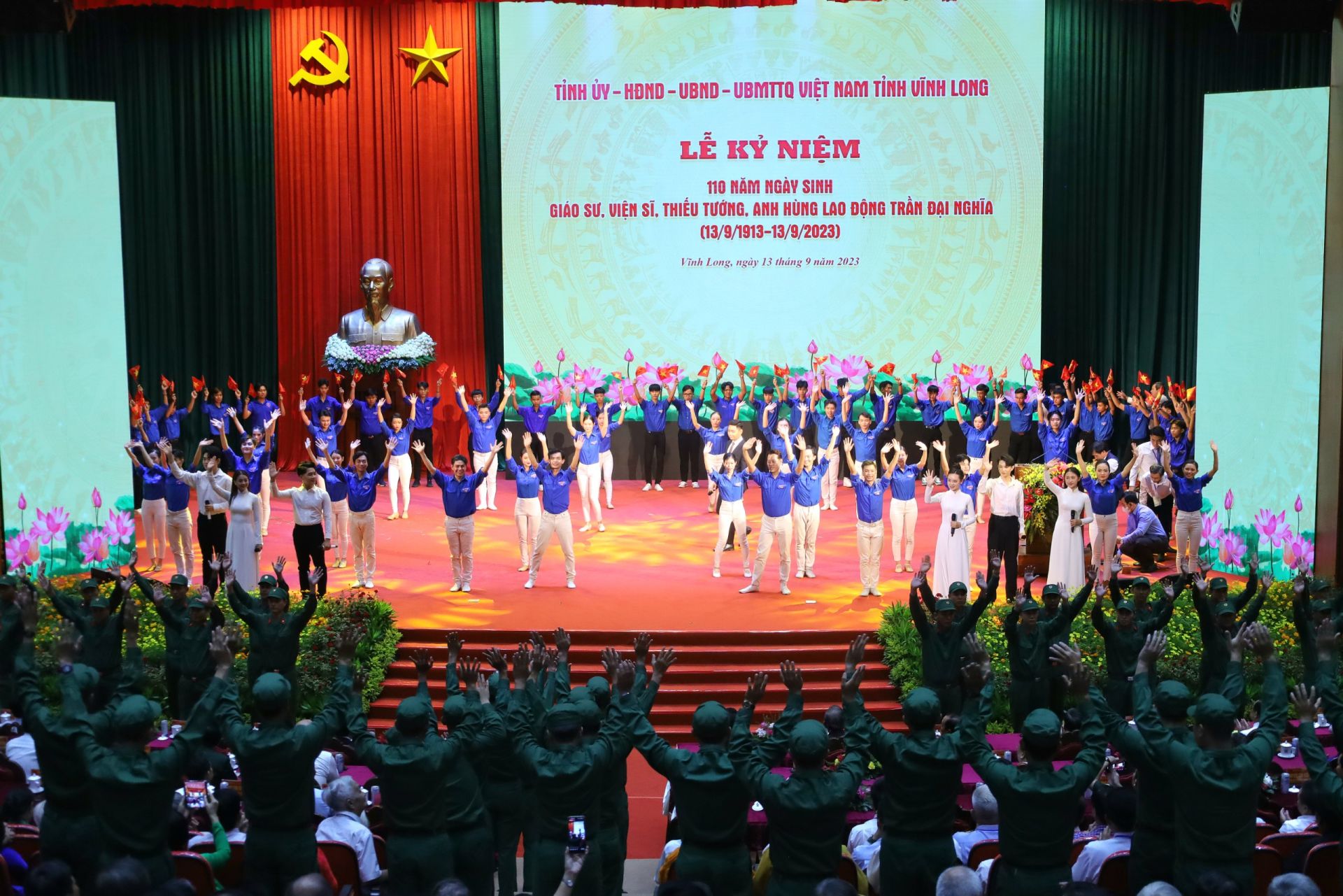 C&amp;aacute;c tiết mục văn nghệ ch&amp;agrave;o mừng tại lễ kỷ niệm 110 năm Ng&amp;agrave;y sinh Gi&amp;aacute;o sư, Viện sĩ, Thiếu tướng, Anh h&amp;ugrave;ng Lao động Trần Đại Nghĩa.