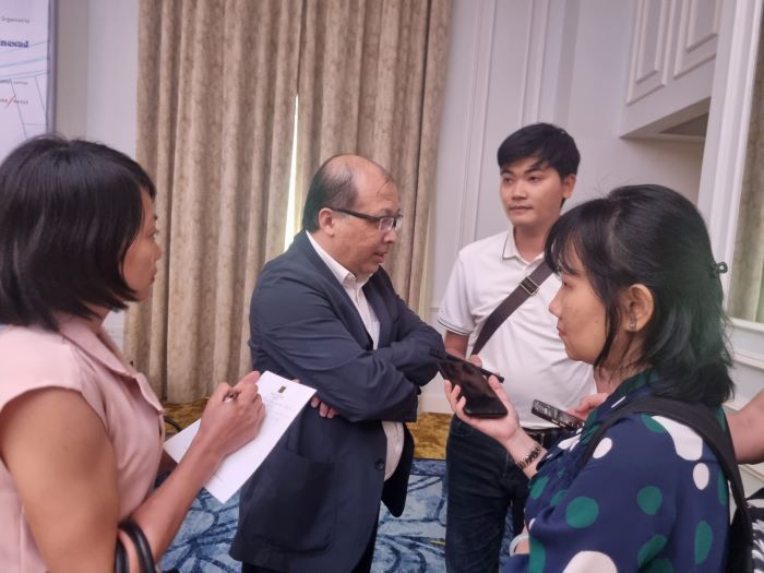 &amp;Ocirc;ng Nguyễn Ch&amp;aacute;nh Phương - Ph&amp;oacute; Chủ tịch Hội Mỹ nghệ v&amp;agrave; Chế biến gỗ TP. Hồ Ch&amp;iacute; Minh (HAWA) trả lời ph&amp;oacute;ng vi&amp;ecirc;n
