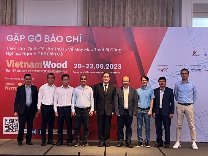 BTC chụp ảnh c&amp;ugrave;ng c&amp;aacute;c doanh nghiệp đồng h&amp;agrave;nh