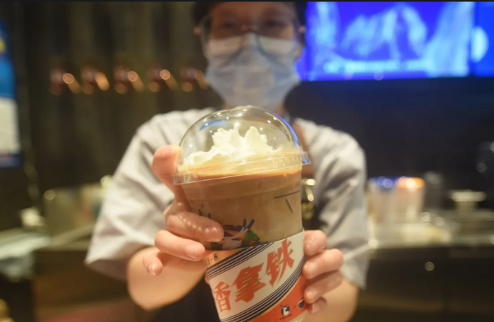 Một cốc latte Mao Đ&amp;agrave;i tại Luckin Coffee. Ảnh: CNN