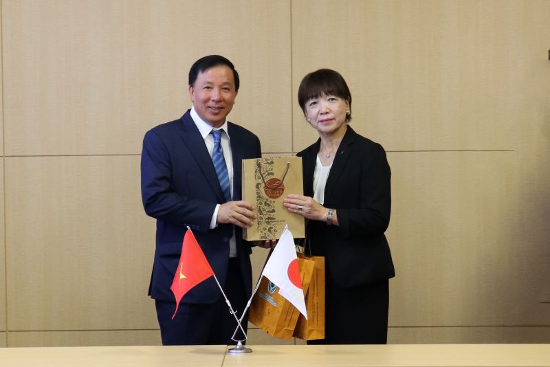 &amp;Ocirc;ng Nguyễn Văn &amp;Uacute;t - Chủ tịch UBND tỉnh Long An v&amp;agrave; b&amp;agrave;  Kakihara Atsuko &amp;ndash; Đồng Chủ tịch Hiệp hội doanh nghiệp Nhật Bản v&amp;agrave; JMBCC