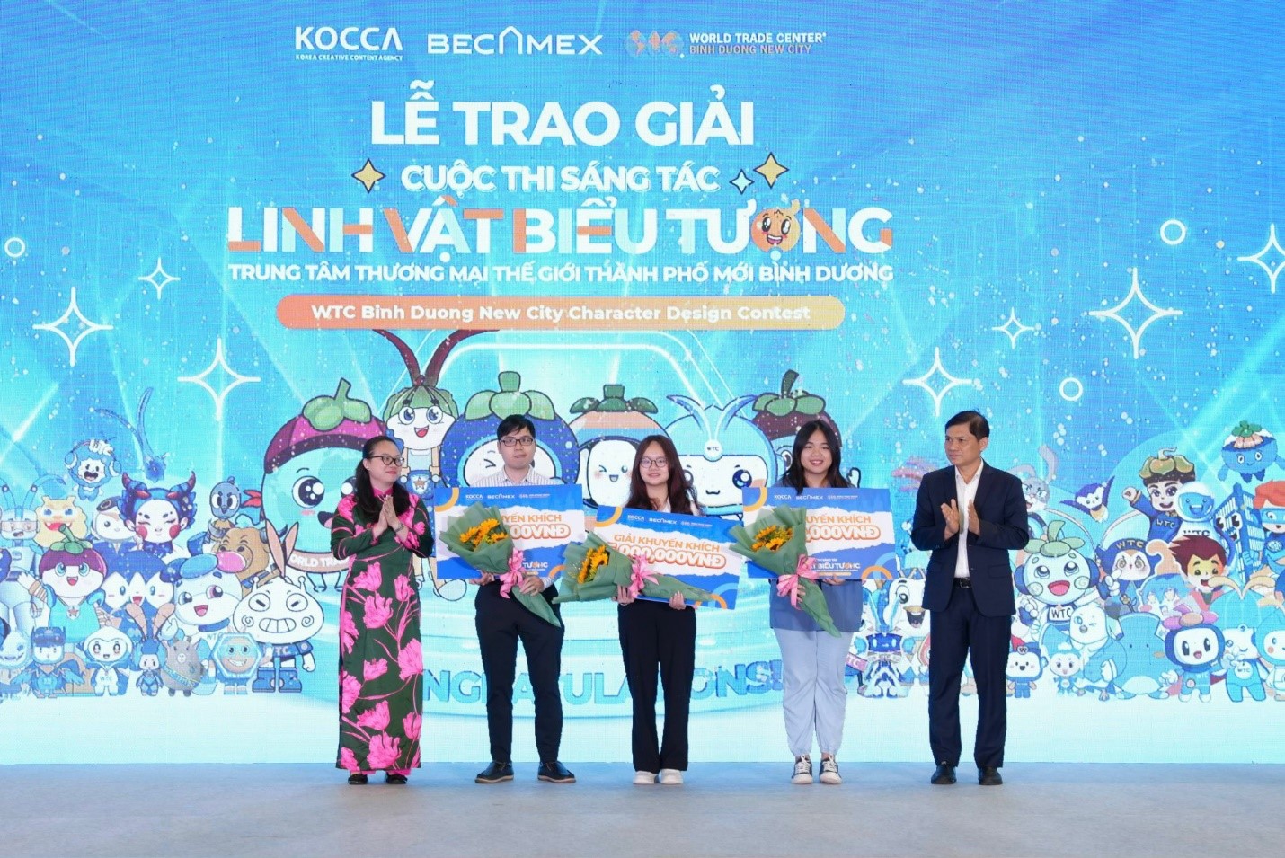 &amp;Ocirc;ng Giang Quốc Dũng &amp;ndash; Ph&amp;oacute; Tổng Gi&amp;aacute;m đốc Tổng C&amp;ocirc;ng ty Becamex IDC &amp;ndash; Chủ tịch Hội đồng Quản trị C&amp;ocirc;ng ty WTC B&amp;igrave;nh Dương trao giải cho c&amp;aacute;c th&amp;iacute; sinh đạt giải tại Cuộc Thi Character Contest Award