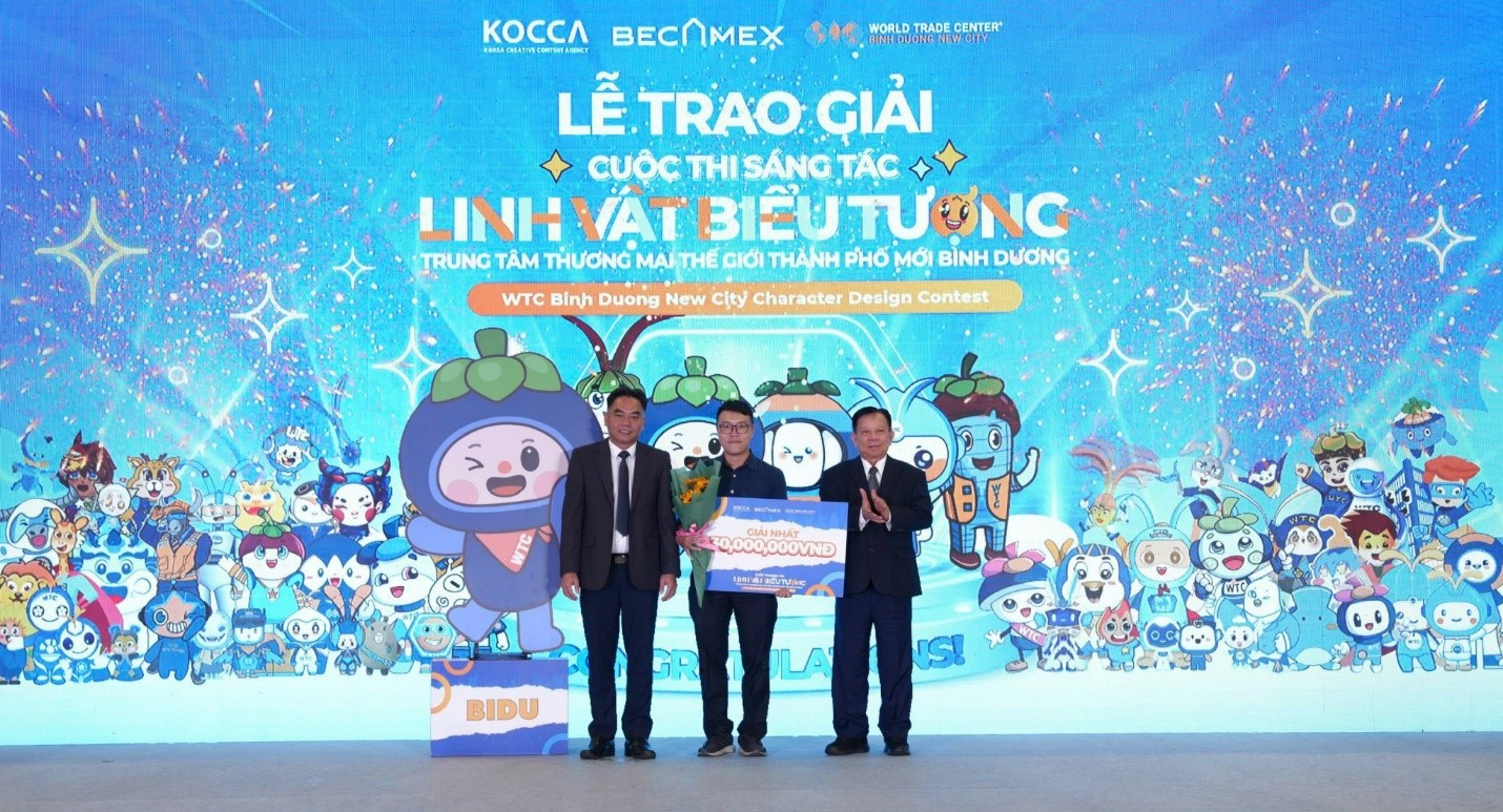 &amp;Ocirc;ng Nguyễn Văn H&amp;ugrave;ng - Chủ tịch HĐQT Tổng C&amp;ocirc;ng ty Becamex IDC v&amp;agrave; &amp;ocirc;ng Nguyễn Lộc H&amp;agrave; - Ph&amp;oacute; Chủ tịch UBND tỉnh B&amp;igrave;nh Dương trao giải cho Th&amp;iacute; sinh đạt giải nhất cuộc thi Character Contest Award