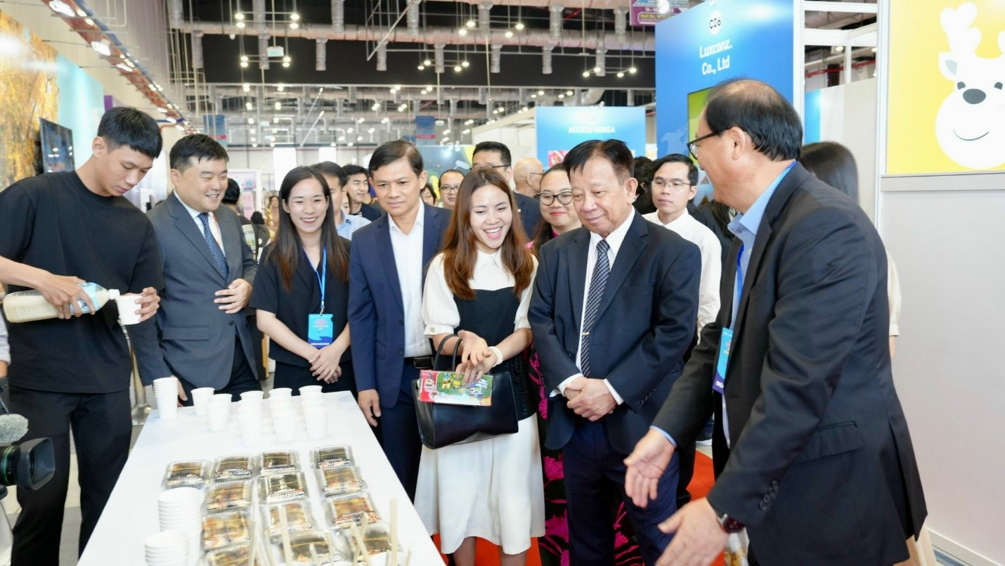 Đại biểu tham quan c&amp;aacute;c gian h&amp;agrave;ng triển l&amp;atilde;m